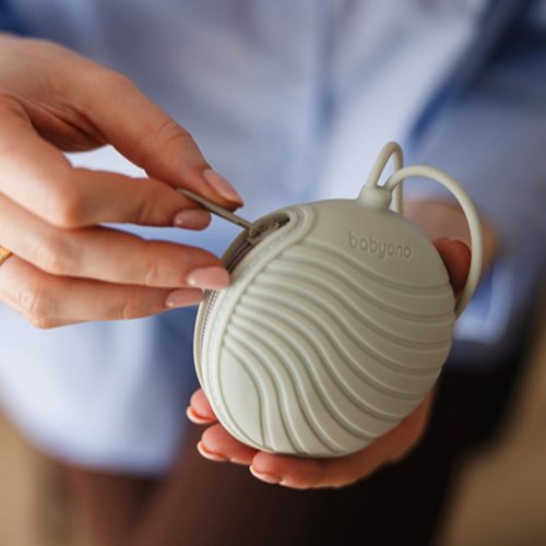 BabyOno 1569/01 - Szilikon Cipzáros Cumitartó Kék – cumilánc 3. kép