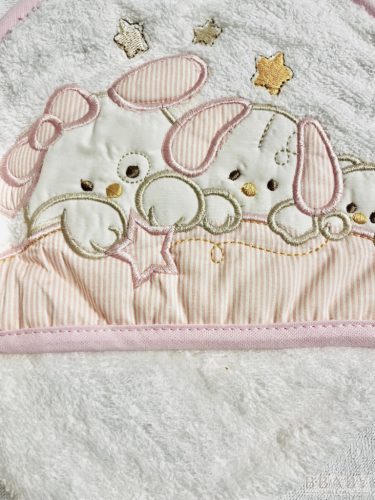 Kapucnis babatörölköző nyuszi család mintával – fehér-rózsaszín, 100% pamut frottír, 70×70 cm – babatörölköző 1. kép
