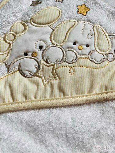 Kapucnis babatörölköző nyuszi család mintával – vanília fehér, 100% pamut frottír, 70×70 cm – babatörölköző 3. kép