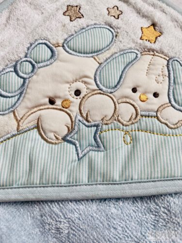 Kapucnis babatörölköző nyuszi család mintával – kék, 100% pamut frottír, 70×70 cm – babatörölköző 1. kép