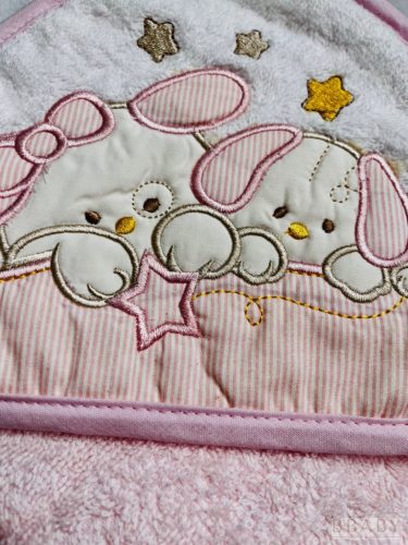 Kapucnis babatörölköző nyuszi család mintával – rózsaszín, 100% pamut frottír, 70×70 cm – babatörölköző 1. kép