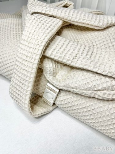 Kókuszpólya – Bézs waffle pamut, 75×75 cm – Uniszex, biztonsági csattal, kókuszbetéttel – Zsebi Baba Shop