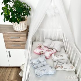 Szivárványos maci pillangópárna – bézs babapárna fejformázó kialakítással és puha minky hátoldallal – babatermék