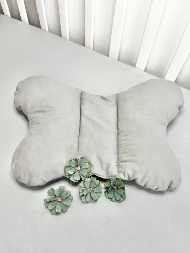 Olíva–Szürke pillangópárna babáknak – ergonomikus fej- és nyaktámasz – babatermék 1. kép