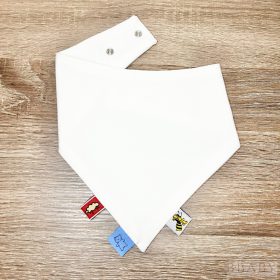 Fehér pamut nyálkendő – háromszög alakú, patentos, kék címkével – nyálkendő 2. kép
