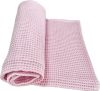 Babarózsaszín waffle babatakaró – 70x90 cm, légáteresztő pamut takaró babáknak – babatermék 2. kép