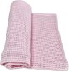 Babarózsaszín waffle babatakaró – 70x90 cm, légáteresztő pamut takaró babáknak – babatermék 1. kép