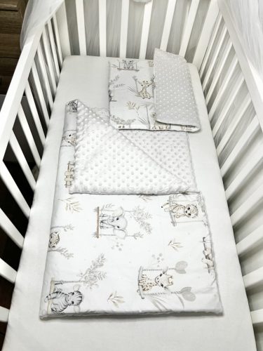 Bbaby 2 részes egybevarrt babaágynemű – Afrikai Kaland, halványszürke minky és zsiráfos pamutvászon – Zsebi Baba Shop