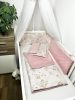 Bbaby 3 részes egybevarrt babaágynemű – Állatbarát Álom, rózsaszín és púder minky, állatmintás pamutvászon és fejvédő – Zsebi Baba Shop