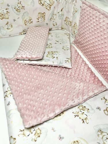 Bbaby 3 részes egybevarrt babaágynemű – Állatbarát Álom, rózsaszín és púder minky, állatmintás pamutvászon és fejvédő – Zsebi Baba Shop