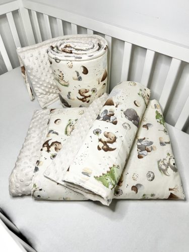 Bbaby 3 részes egybevarrt babaágynemű – Dínó, bézs minky és dinoszauruszos pamutvászon, fejvédővel – Zsebi Baba Shop
