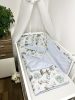 Bbaby 3 részes egybevarrt babaágynemű – Sün Balázs és erdei barátai, világoskék minkyvel, egyenes fejvédővel – Zsebi Baba Shop