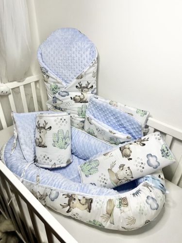 Bbaby 3 részes egybevarrt babaágynemű – Sün Balázs és erdei barátai, világoskék minkyvel, egyenes fejvédővel – Zsebi Baba Shop