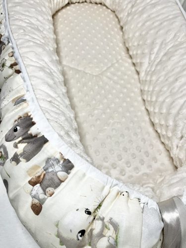 Bbaby babafészek – Dínó, bézs minky és dinoszauruszos pamutvászon – Zsebi Baba Shop