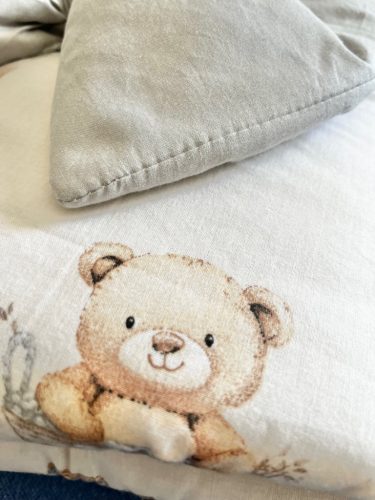 Kókuszpólya – Álomfogó maci minta, 75×75 cm – Pamutvászon, kivehető kókuszbetéttel – Zsebi Baba Shop