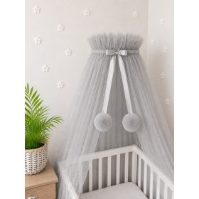 Szürke tüll baldachin függöny pomponnal – 150x600 cm dekoratív babaszoba kiegészítő