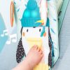 Taf Toys játék autóba Penguin Play and Kick Car Toy zenélõ pingvin 12955 – Zsebi Baba Shop
