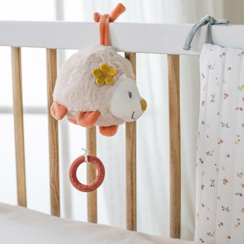 Nattou felhúzós zenélõ játék plüss kicsi Mila, Zoe and Lana - Zoe, a süni – Zsebi Baba Shop