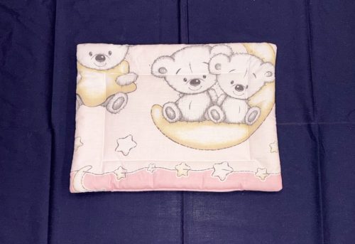 DOMBABY 3 részes ágynemű garnitúra fejvédővel MACIS PINK – Zsebi Baba Shop