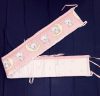 DOMBABY 3 részes ágynemű garnitúra fejvédővel MACIS PINK – Zsebi Baba Shop