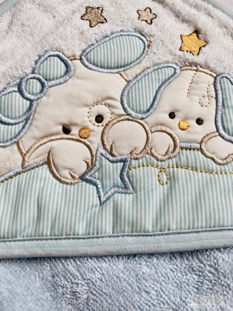 Kapucnis babatörölköző nyuszi család mintával – kék, 100% pamut frottír, 70×70 cm