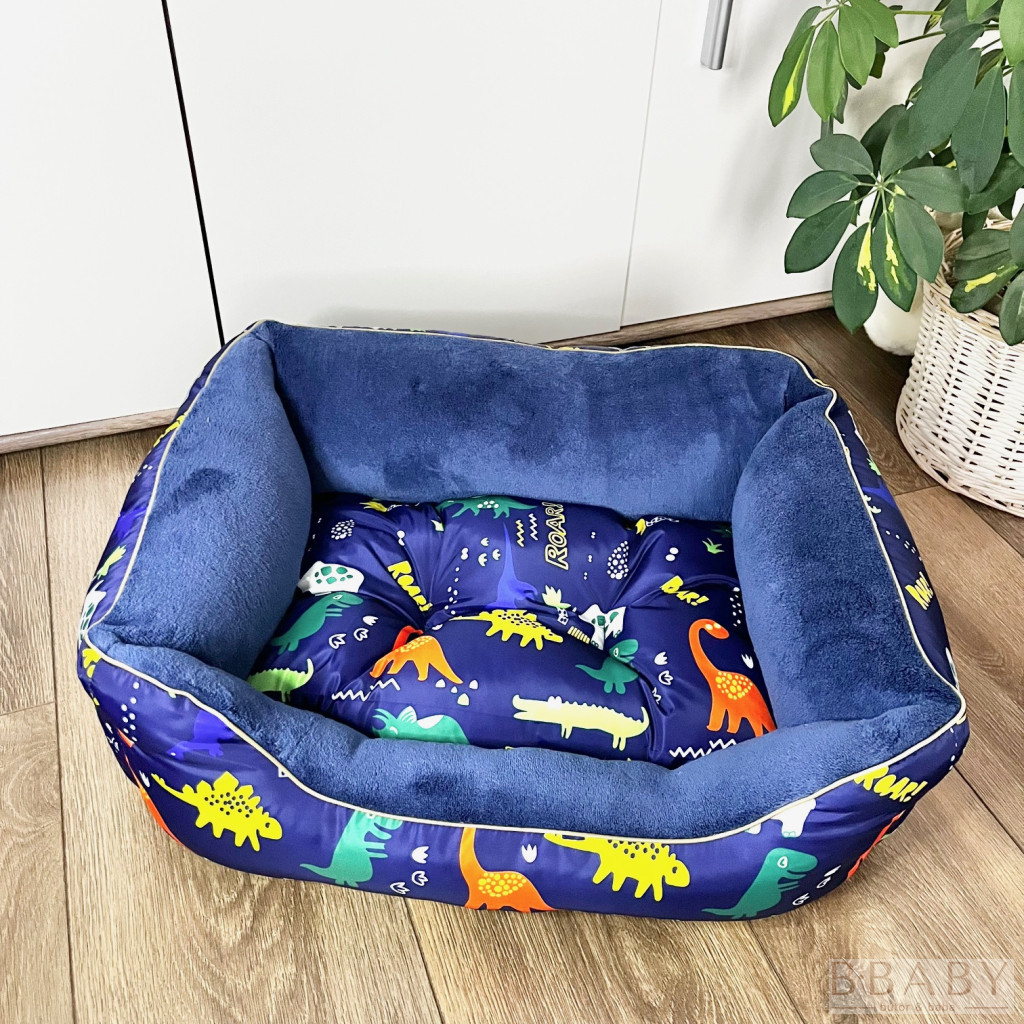 Dínó S kutyafekhely – Kicsi kuckó 2–5 kg-ig | Sötétkék plüss belső, dínós vízlepergető huzattal – babakocsi