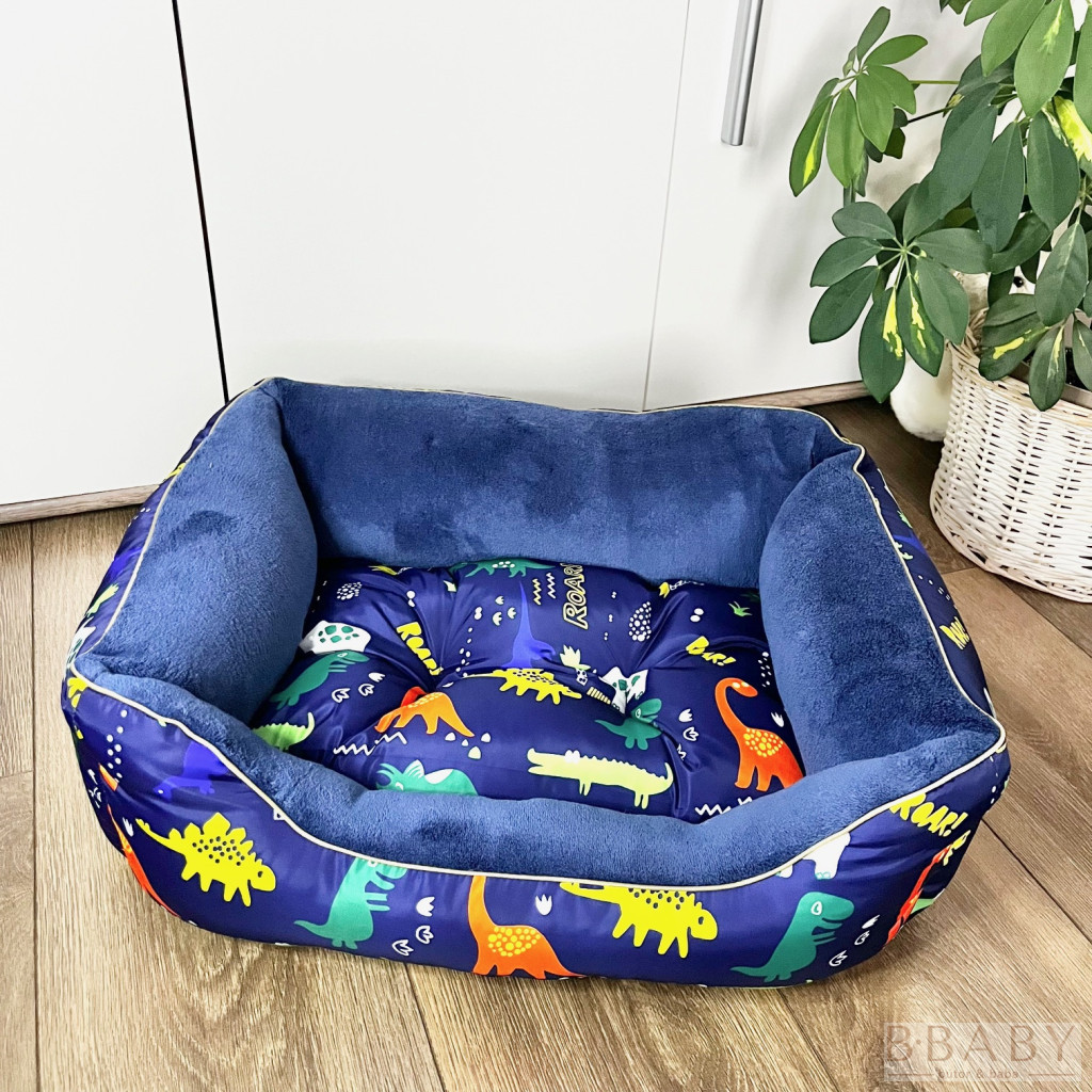 Dínó S kutyafekhely – Kicsi kuckó 2–5 kg-ig | Sötétkék plüss belső, dínós vízlepergető huzattal – babakocsi