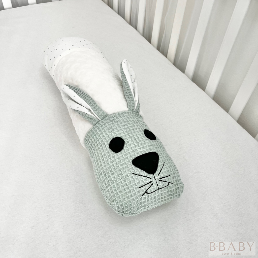 Little Bunny – Állatfigurás szundi hengerpárna babáknak | Nyuszi, menta waffle pamut, mosható – babatermék