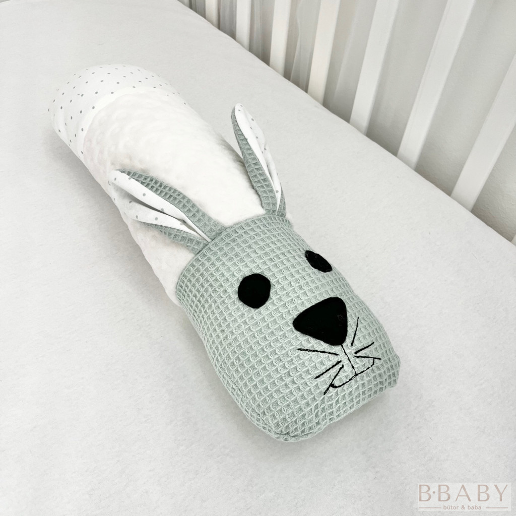 Little Bunny – Állatfigurás szundi hengerpárna babáknak | Nyuszi, menta waffle pamut, mosható – babatermék