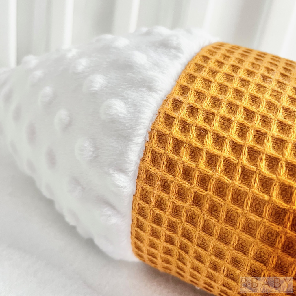 Rozsdi baby róka szundi hengerpárna – terra színű waffle és hófehér minky, 58×18 cm – babatermék