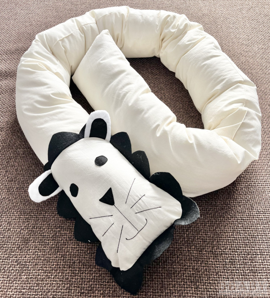 Leo – Oroszlán szundi hengerpárna 200x20 cm | Pamut huzat, antiallergén töltet, babáknak és kismamáknak – babatermék