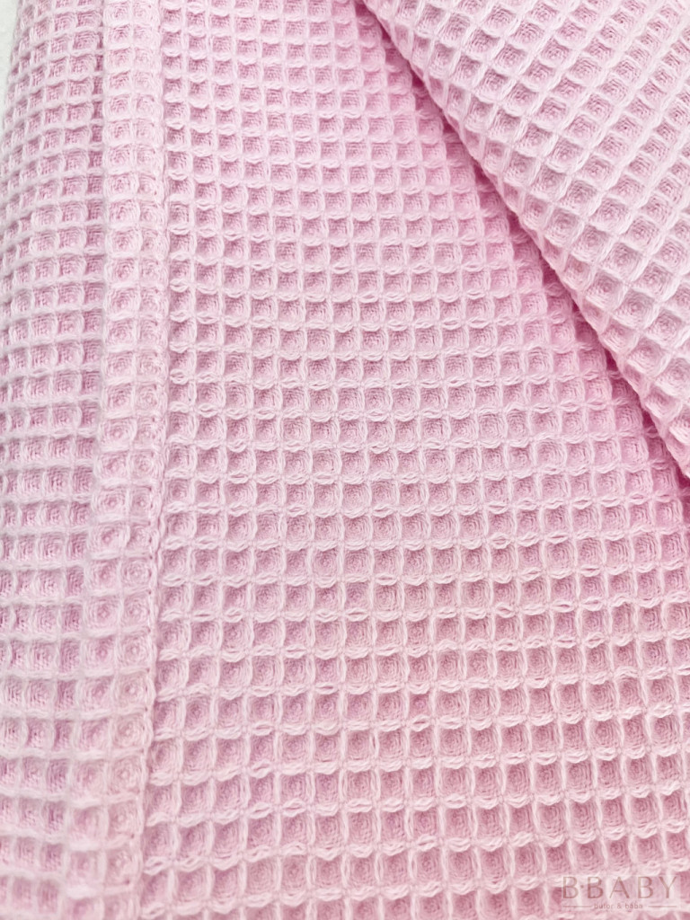 Babarózsaszín waffle babatakaró – 70x90 cm, légáteresztő pamut takaró babáknak – babatermék