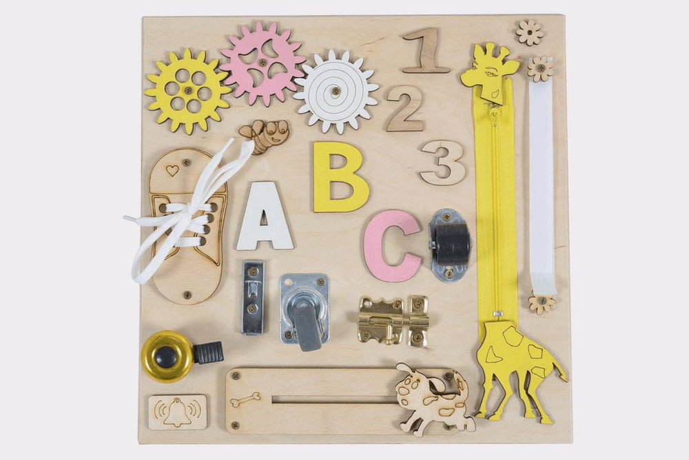 Moni Toys Montessori matatófal kicsi 30x30cm zsiráfos