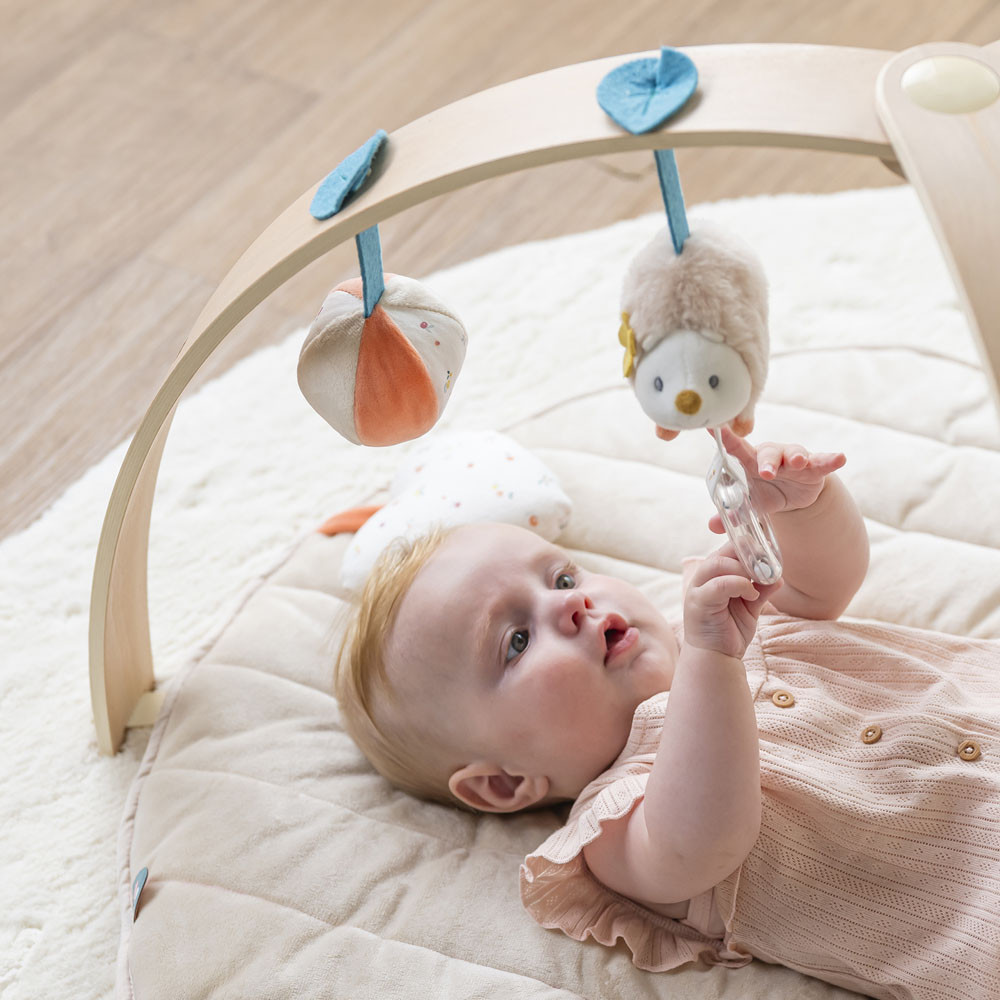 Nattou játszószõnyeg plüss fa játékhíddal Mila, Zoe and Lana – játszószőnyeg