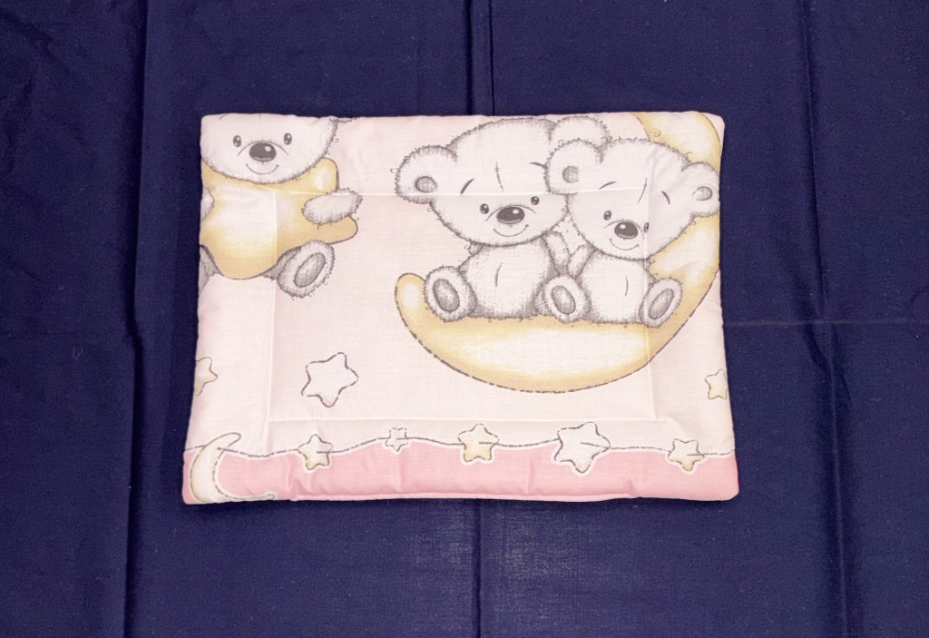 DOMBABY 3 részes ágynemű garnitúra fejvédővel MACIS PINK