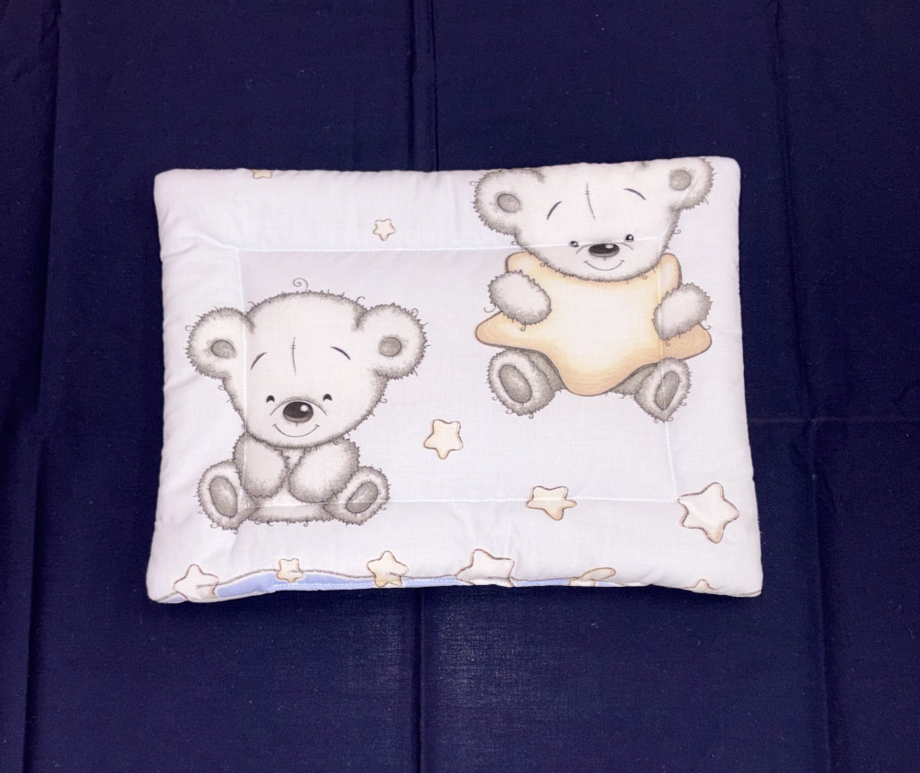 DOMBABY 3 részes ágynemű garnitúra fejvédővel MACIS KÉK
