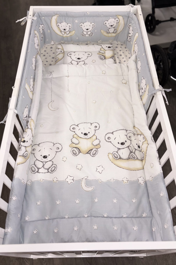 DOMBABY 3 részes ágynemű garnitúra fejvédővel MACIS SZÜRKE