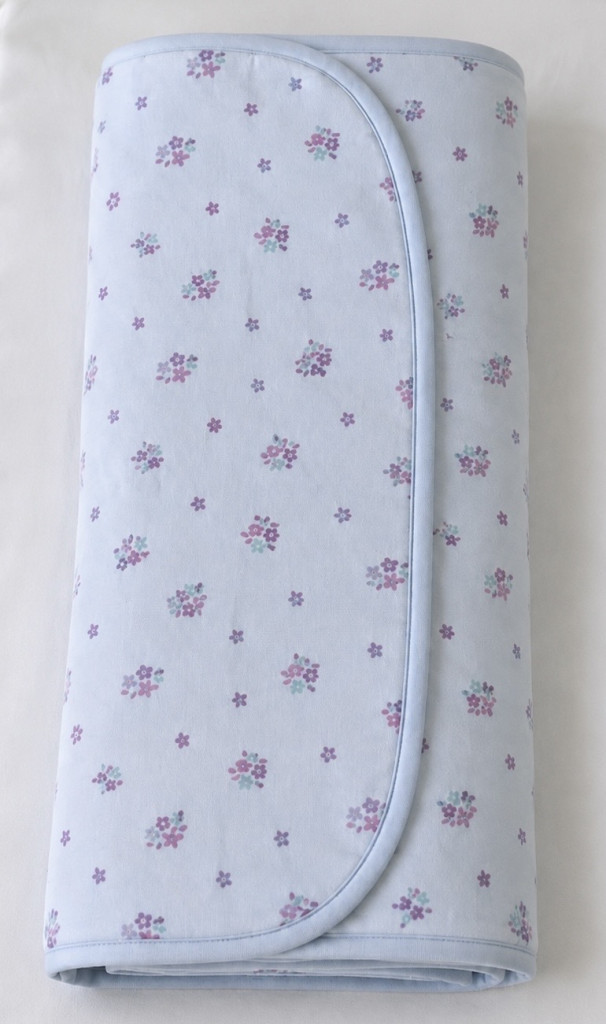 Virágos pamut babatakaró 70×90 cm – anyagában mintás, virágos mintával, 100% pamut – babatermék