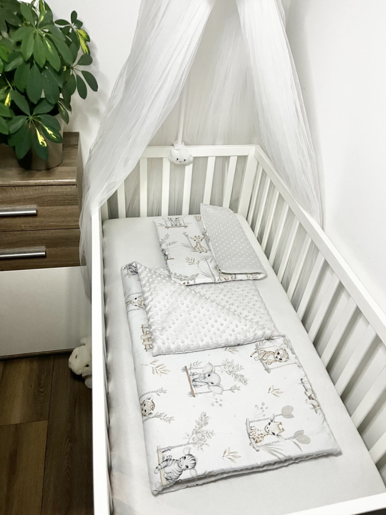 Bbaby 2 részes egybevarrt babaágynemű – Afrikai Kaland, halványszürke minky és zsiráfos pamutvászon