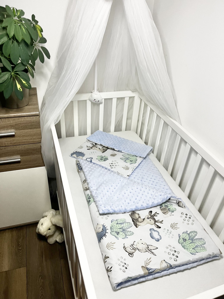 Bbaby 2 részes egybevarrt babaágynemű – Sün Balázs és erdei barátai, világoskék minkyvel