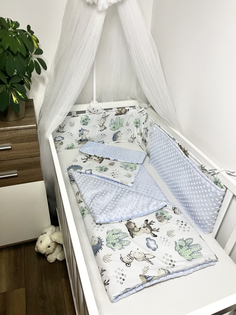 Bbaby 3 részes egybevarrt babaágynemű – Sün Balázs és erdei barátai, világoskék minkyvel, egyenes fejvédővel