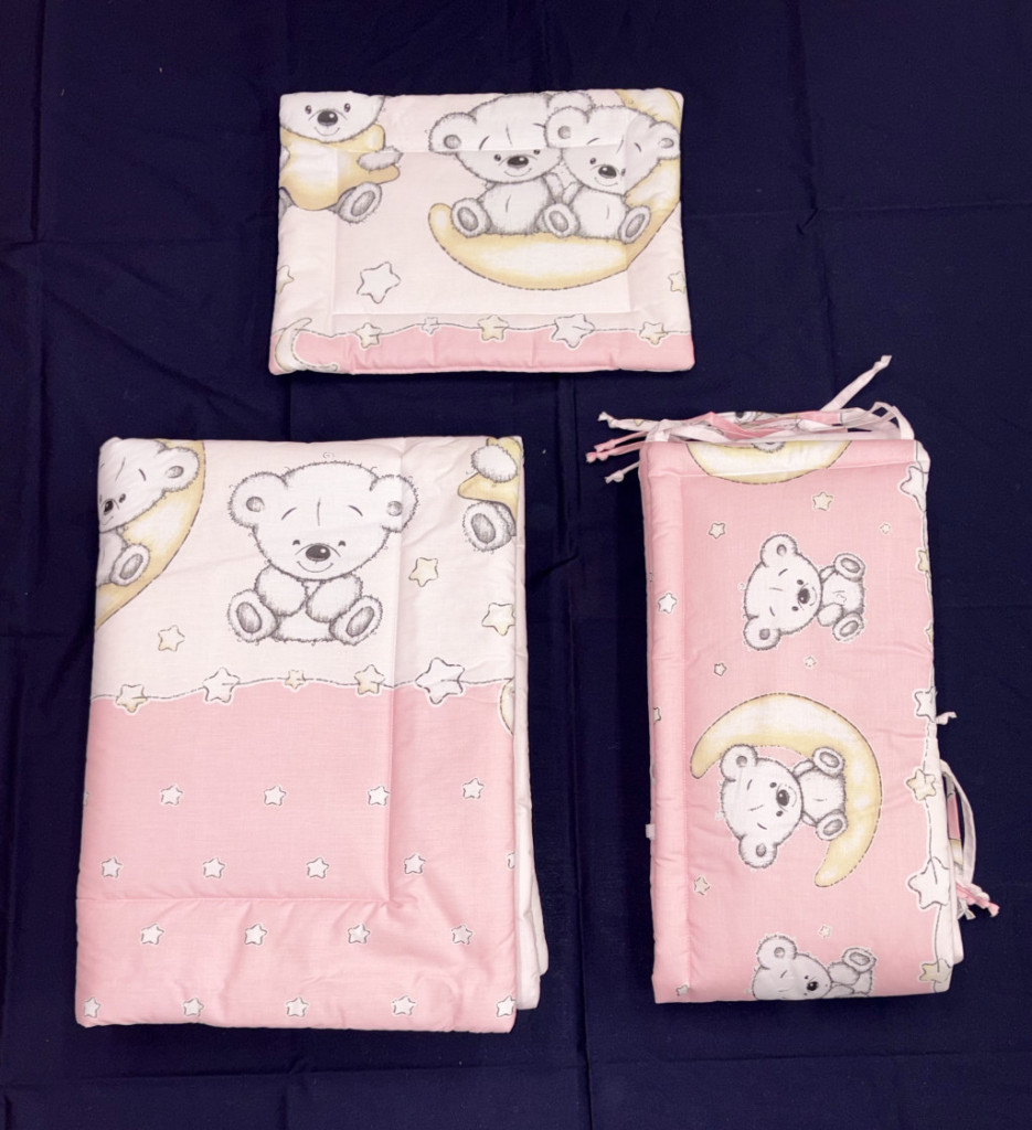 DOMBABY 3 részes ágynemű garnitúra fejvédővel MACIS PINK